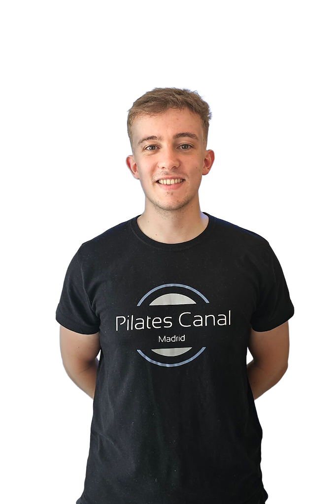 Pilates Canal Madrid Un joven sonríe a la cámara, vistiendo una camiseta negra con el logo "Pilates Canal Madrid". Está de pie sobre un fondo liso, encarnando el espíritu vibrante de un Centro de bienestar en Madrid.