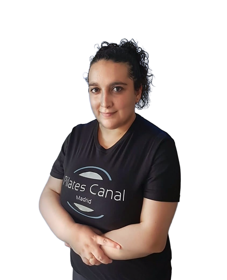 Pilates Canal Madrid Una persona de pelo rizado sonríe y lleva una camiseta negra en la que se lee "Pilates Canal Madrid", que representa el espíritu vivaz de un destacado centro de bienestar de Madrid. El fondo es transparente.